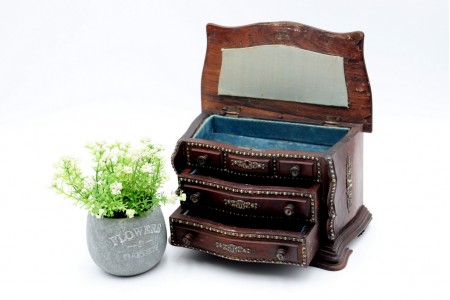 Guarda joias de pau santo em formato de cómoda com aplicações em prata com gavetas funcionais e tampa basculante